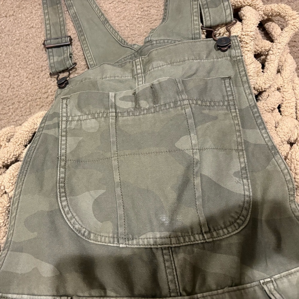Abercrombie & Fitch camo overalls